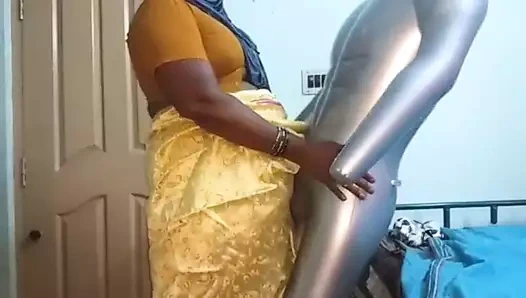 Şanslı dolly Hintli iri güzel kadınla oynuyor