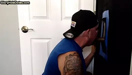 Dövmeli amatör dilf ev yapımı duvar deliğinde sakso çekiyor