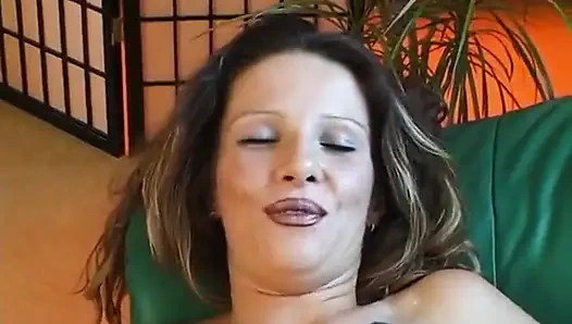 Minyon sürtük yarak emmeyi ve ateşli spermin tadına bakmayı seviyor