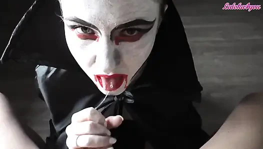 Tutkulu vampir kız büyük yarağı emiyor ve ağzına boşalıyor