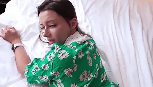 Üvey erkek kardeşimden erkek arkadaşım için çıplaklar için yardım istemesi yüzüme boşalmayla sona erdi