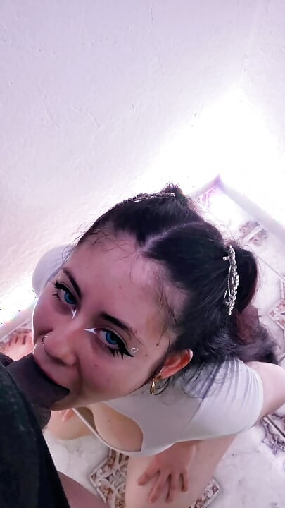 Üniversiteli kız dherlydoll yarağımı çok lezzetli emiyor ve çok eğleniyor