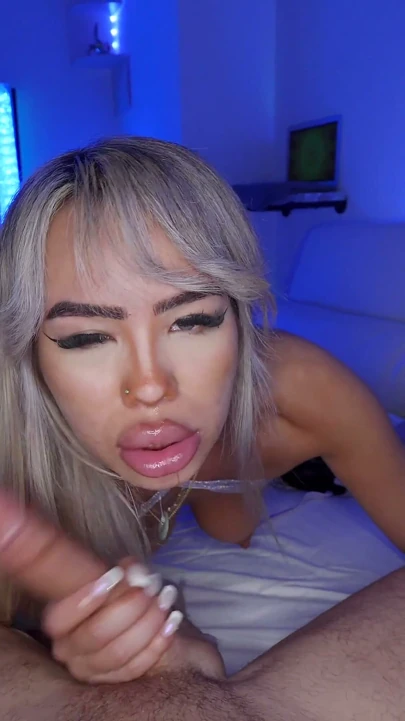 Seksi özensiz sürtük Luna Luxe insan sikiş bebeği