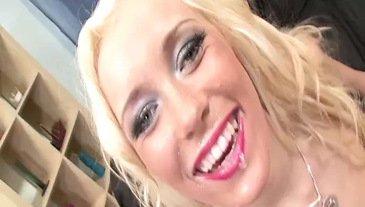 Sarışın tatlı kız derin anal seks yapıyor