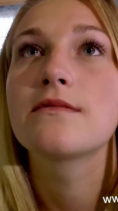 Сногсшибательный момент из "56 лет трахает молодую 18-летнюю тинку в машине"