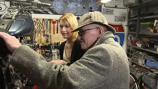 Sarışın Silikon Orta Yaşlı Seksi Kadın Iki Şişman Yarağı Emiyor Ve Iki Yarağı Birden Parçalıyor!