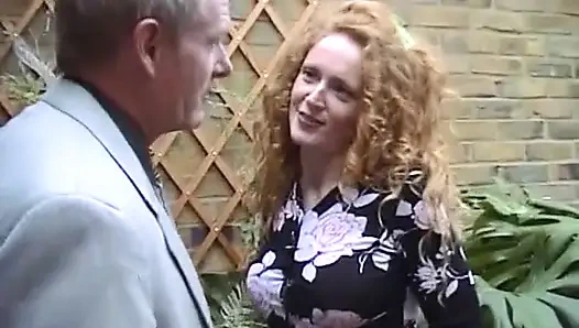 Kızıl güzel yaşlı adam tarafından sikiliyor