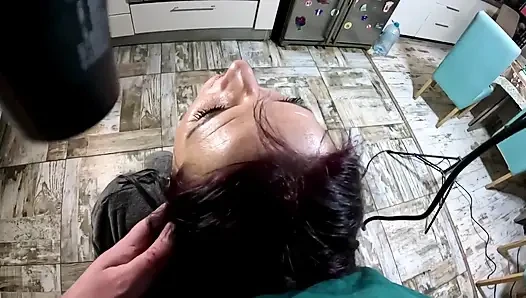 Bornoz orta yaşlı seksi kadın saç kurutma ve fırçalama sakso ve saçıma boşalma
