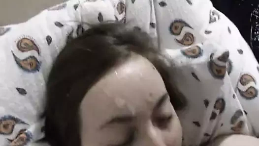 Kız arkadaşının yüzüne iki kez otuzbir çekiyor