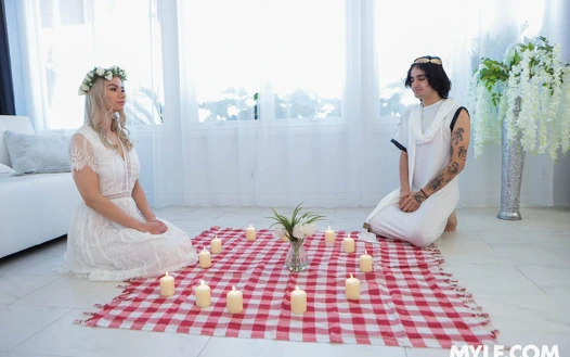 Taşaklar üreme seansı sırasında üvey anne için derinden damlayan dölleme