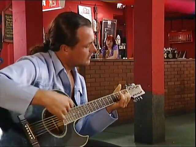 Büyük memeli kızıl saçlı bebek müzik kulübünde sikişiyor
