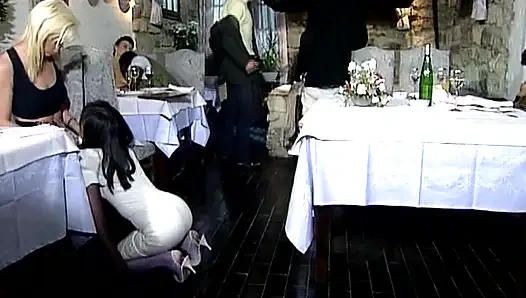 Muhteşem Alman kızlarla klas bir restauran'da dp ırklararası sikiş festivali