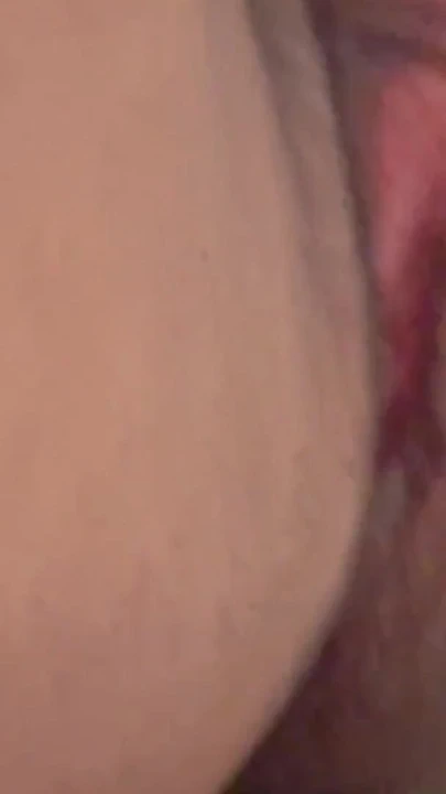 Güçlü orgazm olana kadar şişmiş klitorisini ovuyor | Klip 1