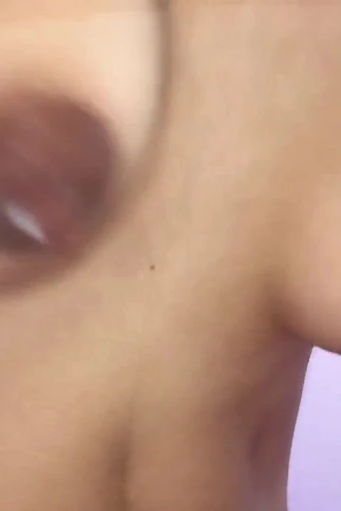 Beni saksoyla heyecanlandırdı ve amını derin ve sert sikmeyi bitirdi