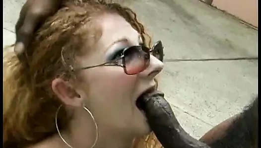 İyi durumda zenci aygır tokmağını parlatmak için büyük memeli kızıl saçlı tatlım var