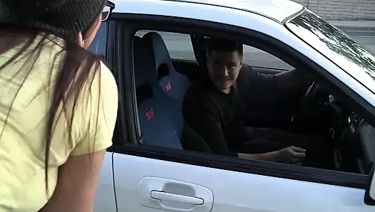 Ateşli genç kız Stella May amını büyük yarakla siktiriyor ve dölleniyor