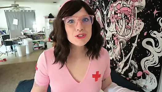 Aptal üvey anne oğullarının arkadaşlarını eğlendiriyor