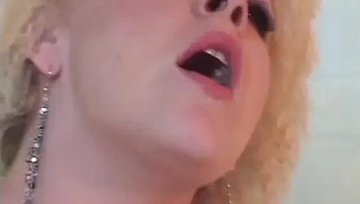 Sarışın Fransız fahişe lezbiyen eyleminde sidikle püskürtülüyor