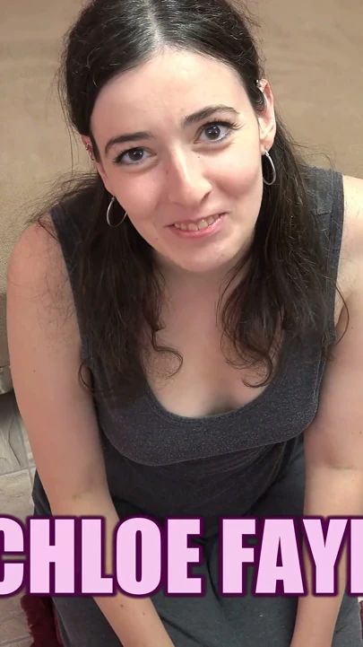Esmer ev hanımı Chloe Faye bir inekle sikişiyor