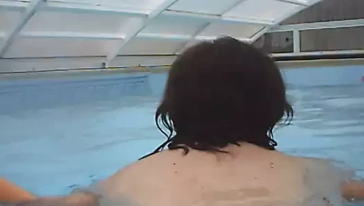 Doigt dans la chatte de Mona a la piscine