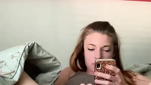 İyi bir kız gibi boşalıyor