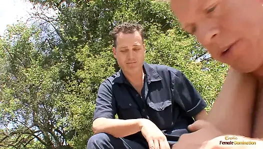 Koca, karısının constricted vajinasına büyük bir penis sokturuyor.