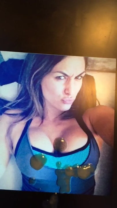 Nikki bella'nın göğüsleri üzerinde Cum haraç