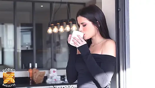 Çarpıcı esmer Ada, iyi bir yarakla eğleniyor
