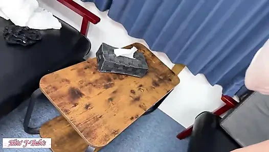 Masum cazibe ve nazik ikna, tekrarlanan tepeler doğal olarak ortaya çıktığı için yoğun kimyayı ortaya koyuyor 1.