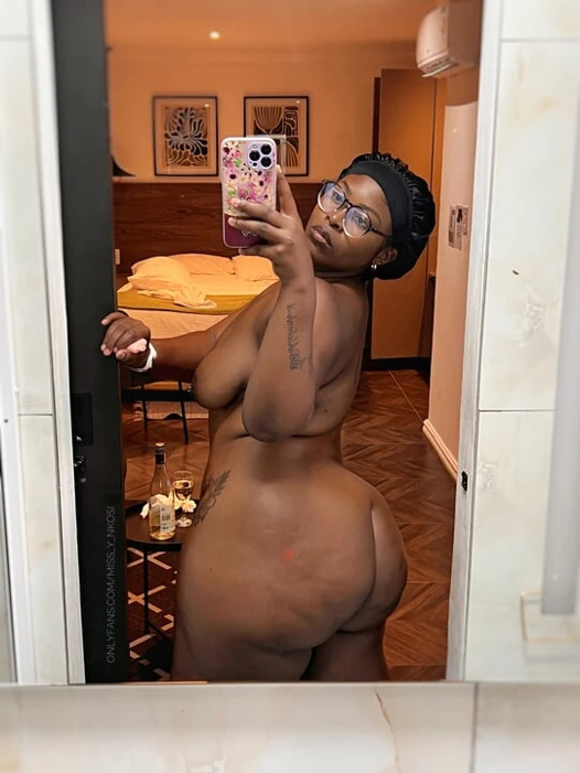 İri güzel kadın büyük götlü yapay penisle kendini sikiyor