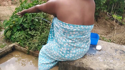 Hintli orta yaşlı seksi kadın banyo yaparken harika büyük göğüslerini ve amını gösteriyor