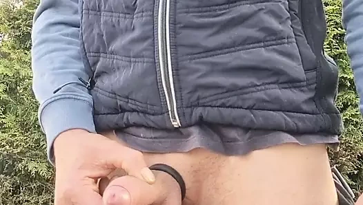 İş kıyafeti giymiş azgın işçi son derece kalın sıcak sidik jeti işiyor.