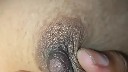 Hintli kız göğüslerini tam seksi gösteriyor