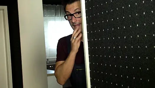 Sarışın hatun banyoda yaşlı bir adamı emiyor ama diğeri onu gerçek iyi ofis sikişi için alıyor