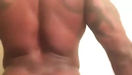 Siyah vücut geliştirmeci poz