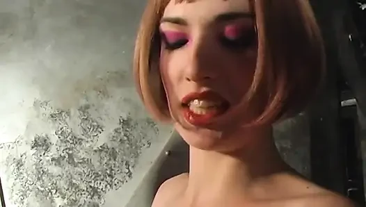 Seksi dominatrix adamın götünü tokatlıyor ve yarağını ve taşaklarını bağlııyor