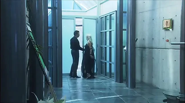 Ateşli Sophie kocasını ateşli bir saksoyla ödüllendiriyor ve karşılığında sert bir domaltmalı sikişiyor