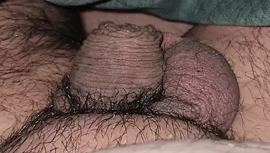 Üvey anne yatakta otururken üvey oğlu çırılçıplak sikini çıkarıyor