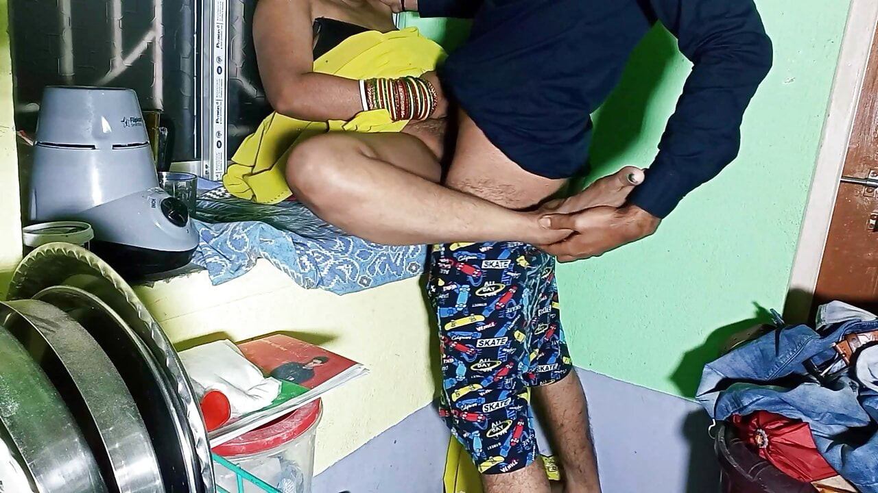 Nokrani ko kiler odası ki khidki bana tange chodi karke choda