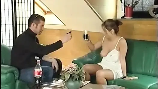 Büyük memeli piliç kanepede sikiliyor