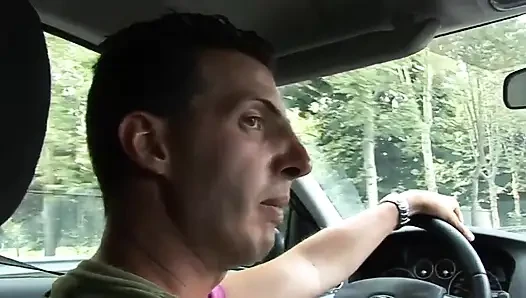 Tatlı büyük götlü sarışın ıslak amında sikiliyor ve göğüslerine sağıyor