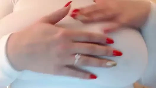 Büyük göğüsler sallayarak