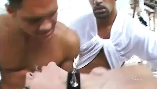 Fetiş elbiseli seksi tıraşlı kızın dilating göt deliği