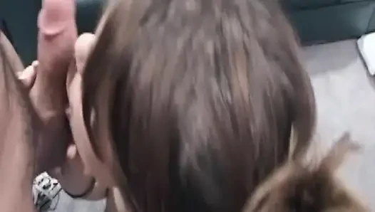 Olgun esmer orta yaşlı seksi kadın kanepede ıslak sakso çekiyor