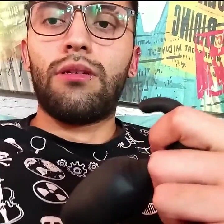 Güzel bir yarağa işeyene kadar büyük sünnetsiz yarağıma güçlü bir vibratörle masaj yapıyorum çok iyi hissettim!