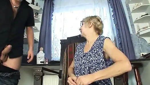 Olgun sarışın sürtük mutfakta genç adamın sert aletini emiyor