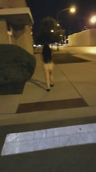 Eşi sokakta çıplak yürümek