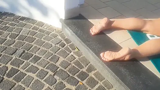 Bronzlaşmış Selena açık havada poz