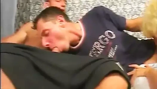 Azgın biseksüellerle üçlü sikiş alman amatör porno videosu vol 2