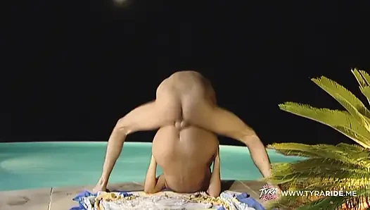 Sarışın dövmeli kaslı adam tarafından hurdalıkta sert sikiliyor